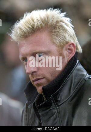 (Dpa) - ehemaliger deutscher Tennis große Boris Becker Uhren das Match zwischen argentinischen Gaston Gaudio und Roger Federer auf dem Center Court während des Tennis Masters in Hamburg, Deutschland, 11. Mai 2004. Stockfoto