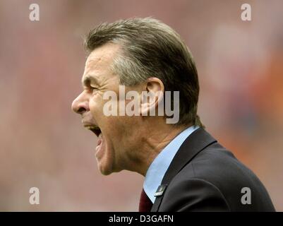 (Dpa) - Bayern Fußball-Trainer Ottmar Hitzfeld ruft Intrcutions auf seine Spieler auf dem Platz während des Bundesliga-Spiels gegen 1. FC Köln und Bayern München in Köln, Deutschland, 1. Mai 2004. FC Bayern München 2: 1 gewonnen. Stockfoto