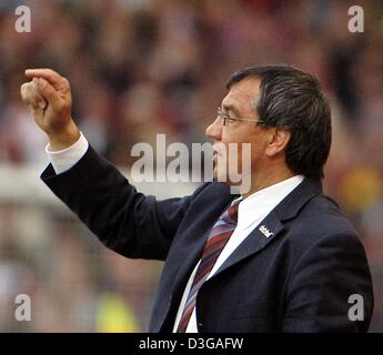 (Dpa) - der Stuttgarter Fußball-Trainer Felix Magath Gesten Anweisungen, um seine Spieler auf dem Platz während der Bundesliga-Spiel gegen VfB Stuttgart und VfL Bochum in Stuttgart, Deutschland, 2. Mai 2004. Das Spiel endete mit einem 1: 1-Unentschieden. Stockfoto