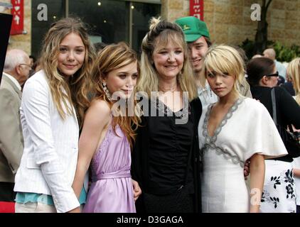 (Dpa) - Olsen-Zwillinge Mary-Kate (2. v. L) und Ashley (R) zusammen mit ihrer Schwester Lizzie (L), ihre Mutter Jarnette (C) und Bruder Trent darstellen (2. v. R zurück) für ein Familienfoto vor ihren Stern auf dem Walk of Fame in Hollywood, Kalifornien, USA, 29. April 2004. Die Zwillinge stieg auf Ruhm als Kind-Stars im Fernsehen und sind jetzt verantwortlich für ihr eigenes Modelabel und empi Stockfoto