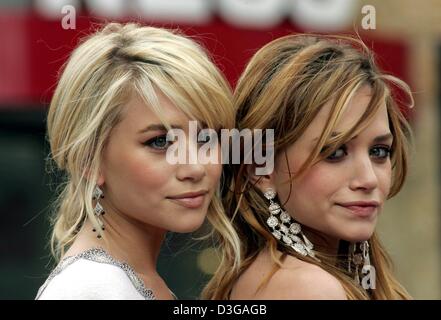 (Dpa) - stellen Olson Zwillinge Mary-Kate (R) und Ashley zusammen nach der Verleihung eines Sterns auf dem Walk of Fame in Hollywood, Kalifornien, USA, 29. April 2004. Die Zwillinge stieg auf Ruhm als Kind-Stars im Fernsehen und sind jetzt verantwortlich für ihr eigenes Modelabel und reich "Mary-KateAndAshley". Stockfoto