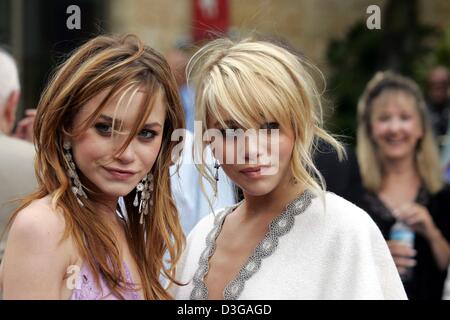 (Dpa) - stellen Olson Zwillinge Mary-Kate (R) und Ashley zusammen nach der Verleihung eines Sterns auf dem Walk of Fame in Hollywood, Kalifornien, USA, 29. April 2004. Die Zwillinge stieg auf Ruhm als Kind-Stars im Fernsehen und sind jetzt verantwortlich für ihr eigenes Modelabel und reich "Mary-KateAndAshley". Stockfoto