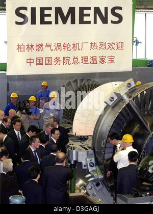 (Dpa) - Chinese Prime Minister Wen Jiabao (C) prüft eine Turbine während seines Besuchs bei der Siemens-Gasturbinenwerk in Berlin, Montag, 3. Mai 2004. Jiabao ist bei einem viertägigen Besuch in Deutschland. Stockfoto