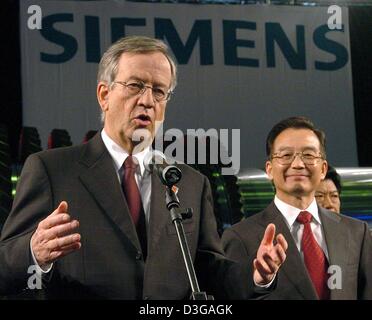 (Dpa) - Heinrich von Pierer (L), Vorstandsvorsitzender von Siemens, Gesten, wie er offiziell chinesischen Ministerpräsidenten Wen Jiabao während seines Besuchs bei der Siemens-Gasturbinenwerk in Berlin, Montag, 3. Mai 2004 begrüßt. Jiabao ist bei einem viertägigen Besuch in Deutschland. Stockfoto