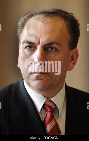 (Dpa) - neuer Präsident der Deutschen Bundesbank, Axel Weber im Bild am Hauptsitz der Bank in Frankfurt Main, Deutschland, 30. April 2004, nach seinem Zertifikat Termin erhalten. Der Vorstand der Deutschen Bundesbank hatte keine Einwände gegen 47-j hrige Webers Ernennung. Weber gelingt es Welteke als Präsident der Bank, nachdem Welteke, für ein Hotel-Affäre kritisiert wurde Stockfoto