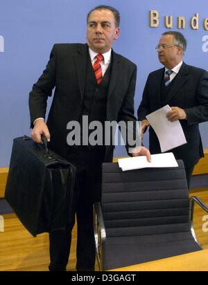 (Dpa) - deutsche Mittel-Weltbank-Präsident Axel Weber (L) und der deutsche Finanzminister Hans Eichel verlassen Webers einleitenden Pressekonferenz in Berlin, Deutschland, am 21. April 2004. 47-j hrige Wirtschaftsprofessor aus Köln, Deutschland, wurde offiziell von der Bundesregierung ernannt, um Ernst Welteke tritt die Nachfolge der musste zurücktreten wegen die "Adlon-Affäre", die im Mittelpunkt Stockfoto