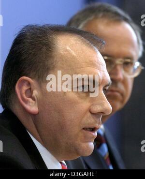 (Dpa) - Fragen bestimmt Deutsche Zentralbank Präsident Axel Weber (L) und der deutsche Finanzminister Hans Eichel Antwort von Journalisten bei Webers einleitenden Pressekonferenz in Berlin, Deutschland, 21. April 2004. 47-j hrige Wirtschaftsprofessor aus Köln, Deutschland, wurde offiziell von der Bundesregierung ernannt, um Nachfolge von Ernst Welteke wegen zurücktreten musste die ' Adl Stockfoto