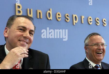 (Dpa) - bezeichnet die Deutsche Zentralbank Präsident Axel Weber (L) und der deutsche Finanzminister Hans Eichel lachen bei Webers einleitenden Pressekonferenz in Berlin, Deutschland, 21. April 2004. 47-j hrige Wirtschaftsprofessor aus Köln, Deutschland, wurde offiziell von der Bundesregierung ernannt, um Ernst Welteke tritt die Nachfolge der durch die "Adlon-Affäre" Aro zentriert zurücktreten musste Stockfoto