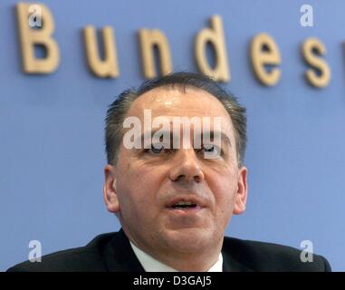 (Dpa) - spricht bezeichnet Deutsche Zentralbank Präsident Axel Weber bei seiner einleitenden Pressekonferenz in Berlin, Deutschland, 21. April 2004. 47-j hrige Wirtschaftsprofessor aus Köln, Deutschland, wurde offiziell von der Bundesregierung ernannt, um Ernst Welteke tritt die Nachfolge der durch die "Adlon-Affäre" die zentriert um Welteke und seine Familie so dass Deutschlands D zurücktreten musste Stockfoto