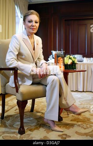 (Dpa) - sitzt der ehemalige iranische Kaiserin Farah Diba-Pahlavi auf einem Stuhl bei einem Treffen mit der Presse im Luxus Hotel Adlon in Berlin, Deutschland, 21. April 2004. Auf dem Tisch neben ihr liegt eine Kopie von ihrem neuen Buch "An Enduring Love: mein Leben mit dem Schah: A Memoir" die zeigt nicht nur des Glanz der ehemaligen Monarchie, sondern auch die politischen Phasen in ihrem Leben. Im Rahmen von ihrem Abschlussball Stockfoto