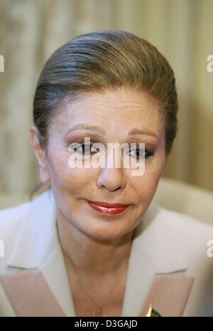 (Dpa) - der ehemalige iranische Kaiserin Farah Diba-Pahlavi in ein Bild bei einem Treffen mit der Presse im Luxus Hotel Adlon in Berlin, Deutschland, 21. April 2004. Pahlavi ist in Deutschland um ihr neues Buch zu fördern "An Enduring Love: mein Leben mit dem Schah: A Memoir" die zeigt nicht nur des Glanz der ehemaligen Monarchie, sondern auch die politischen Phasen in ihrem Leben. Als Teil von ihr promot Stockfoto