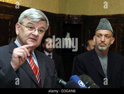 (Dpa) - steht deutschen Außenminister Joschka Fischer (L) neben dem afghanischen Präsidenten Hamid Karzai und Gesten, wie er während einer Pressekonferenz in Kabul, Afghanistan, 20. April 2004 spricht.  Fischer ist Besuch deutsche Truppen und führende afghanische Politiker auf eine zwei-Tages-Reise nach Afghanistan. Stockfoto