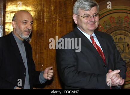 (Dpa) - German Foreign Minister Joschka Fischer (R) und afghanischen Präsidenten Hamid Karzai kommen für eine gemeinsame Pressekonferenz nach ihren Gesprächen in Kabul, Afghanistan, 20. April 2004. Fischer ist Besuch deutsche Truppen und führende afghanische Politiker auf eine zwei-Tages-Reise nach Afghanistan. Stockfoto