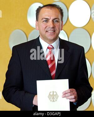 (Dpa) Die neue Deutsche Bundesbank-Präsident Axel Weber hält seine Ernennungsschreiben in seinen Händen in Frankfurt am Freitag, 30. April 2004. Weber gelingt es Ernst Welteke, die durch die zentriert um Welteke und seiner Familie so dass Deutschlands Dresdner Bank zahlen für vier Nächte im Berliner Adlon Hotel "Adlon Affäre" zurücktreten musste. Stockfoto