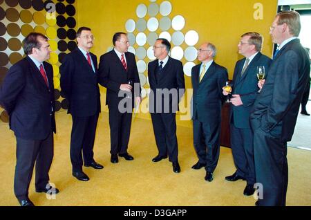 (Dpa) Der neue Deutsche Bundesbank-Präsident Axel Weber (3. von links) Gespräche mit deutschen Finanzminister Hans Eichel (Mitte) und die Mitglieder des Vorstands, Hans-Helmut Kotz, Juergen Stark, Hermann Remsperger, Hans Reckers und Hans Georg Fabritius (von links nach rechts) Nachdem er seinem Schreiben vom Termin in Frankfurt am Freitag, 30. April 2004 erhielt. Weber gelingt es Ernst Welteke, hatte Stockfoto