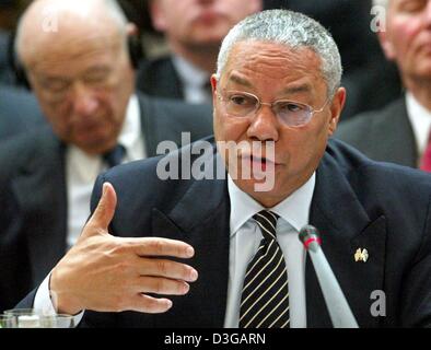 (Dpa) - US-Außenminister Colin Powell Gesten, wie er spricht während der Antisemitismus-Konferenz organisiert von der Organisation für Sicherheit und Zusammenarbeit in Europa (OSZE) in Berlin, 28. April 2004. Rund 500 Teilnehmer aus 60 Ländern nahmen an der zweitägigen Konferenz, die mit dem gemeinsamen Kampf gegen den Aufstieg und die Ausbreitung des Antisemitismus geht. Stockfoto