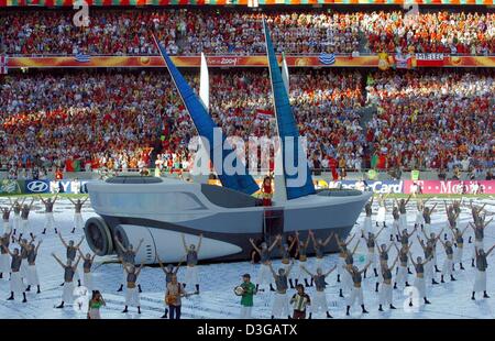 (Dpa) - Nelly Furtado, kanadische Sängerin portugiesischer Abstammung, der Euro 2004-Song singt "Forca" stehend auf einem Schiff-förmigen Bühne bei der Abschlussfeier am Estadio da Luz in Lissabon, Portugal, 4. Juli 2004. Später spielte Portugal Griechenland im Finale. Griechenland, das hatte nie schrieb, bevor eine EM oder WM-Spiel gewonnen Fußballgeschichte mit ihren memorab Stockfoto