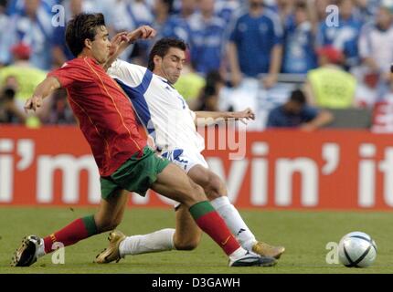 (Dpa) - griechische Mittelfeldspieler und Team Kapitän Theodoros Zagorakis (R) Kämpfe um den Ball mit portugiesischen Mittelfeldspieler Deco während der Euro 2004 Fußball Finale zwischen Portugal und Griechenland im Luz Stadium in Lissabon, Portugal, 4. Juli 2004. Griechenland, das hatte nie schrieb vor ein em oder WM-Spiel gewonnen Fußballgeschichte mit ihren unvergesslichen 1: 0-Sieg über Euro 2004 Stockfoto