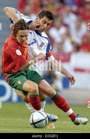 (Dpa) - griechische Mittelfeldspieler und Team Kapitän Theodoros Zagorakis (R) Kämpfe um den Ball mit portugiesischen Mittelfeldspieler Maniche während der Euro 2004 Fußball Finale zwischen Portugal und Griechenland im Luz Stadium in Lissabon, Portugal, 4. Juli 2004. Griechenland, das hatte nie schrieb vor ein em oder WM-Spiel gewonnen Fußballgeschichte mit ihren unvergesslichen 1: 0-Sieg über Euro 2 Stockfoto