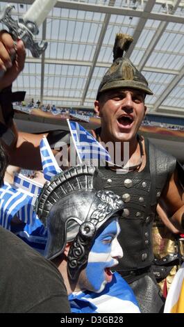 (Dpa) - griechischen Fußball-Fans gekleidet in alten Kostümen jubeln und feiern Sie ihr Team vor der Fußball EM 2004 Halbfinale gegen Griechenland und die Tschechische Republik in Porto, Portugal, 1. Juli 2004. Am Ende Griechenland gewann das Match und qualifizierte sich für die Euro 2004 Finale Spiel gegen Portugal +++ NO Handy Anwendungen +++ Stockfoto