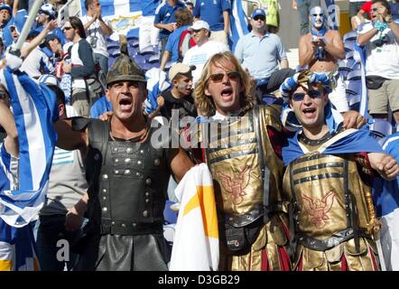 (Dpa) - griechischen Fußball-Fans gekleidet in alten Kostümen jubeln und feiern Sie ihr Team vor der Fußball EM 2004 Halbfinale gegen Griechenland und die Tschechische Republik in Porto, Portugal, 1. Juli 2004. Am Ende Griechenland gewann das Match und qualifizierte sich für die Euro 2004 Finale Spiel gegen Portugal +++ NO Handy Anwendungen +++ Stockfoto