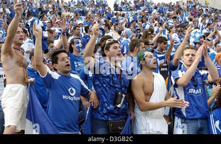 (Dpa) - eine Menge von griechischen Fußball fans jubeln und feiern ihr Team vor der Fußball EM 2004 Halbfinale gegen Griechenland und die Tschechische Republik in Porto, Portugal, 1. Juli 2004. Am Ende Griechenland gewann das Match und qualifizierte sich für die Euro 2004 Finale Spiel gegen Portugal +++ NO Handy Anwendungen +++ Stockfoto