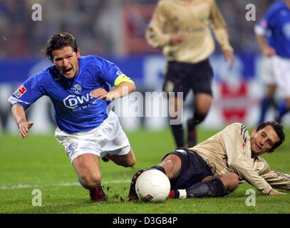 (Dpa) - Bochumer Dariusz Wosz (L) von Bayerns Hasan Salihamidzic angegriffen wird, während das Bundesliga-Spiel des FC Bayern München gegen VfL Bochum in Bochum, 14. November 2004. Bayern 3: 1 gewonnen. Stockfoto