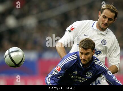 (Dpa) - Schalke Ebbe Sand (L) und der Berliner Josip Simunic kämpfen um den Ball in der deutschen Bundesliga-Spiel zwischen FC Schalke 04 und Hertha BSC Berlin in Gelsenkirchen, Deutschland, 13. November 2004. Schalke verlor das Spiel 1-3. Stockfoto