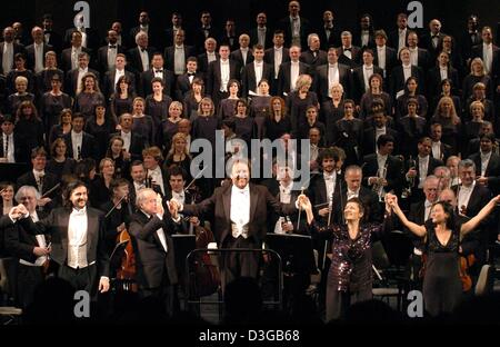 (Dpa) - italienischer Dirigent Riccardo Chailly, bezeichnet als Chefdirigent das Gewandhausorchester in Leipzig seit 2005, und die Musiker das Gewandhausorchester und der Oper Stimmbildung Leipzig und Mailand bestätigen die Standing Ovations nach der Durchführung Verdis "Messa Da Requiem" an der Oper in Leipzig, Deutschland, 9. November 2004. Das Konzert war Chaillys Premiere mit der Stockfoto