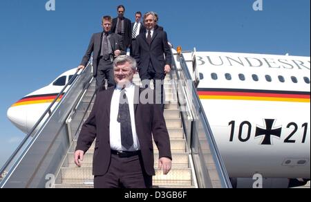 (Dpa) - der deutsche Außenminister Joschka Fischer (C, vorne) kommt zu spät am Flughafen in Kairo, Ägypten, am Freitag, 12. November 2004, und vermisst die Gedenkfeier zu Ehren des verstorbenen palästinensischen Führer Yasser Arafat in Kairo. Arafats Sarg ging an Bord eines Flugzeugs am Luftwaffenstützpunkt Al Maza für eine Reise, das Hauptquartier der palästinensischen Autonomiebehörde in Ramallah zu beenden Stockfoto