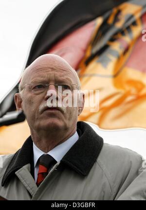 (Dpa) - Bundeswirtschaftsminister Denfence Peter Struck hält eine Rede vor einer Sprengung Bundesdienstflagge (Federal Service Flag) während der Einweihung der neuen Fregatte "Sachsen" (Sachsen) auf dem Marinestützpunkt in Wilhelmshaven, Deutschland, 4. November 2004. Die "Sachsen" ist ein Schiff der neuen F-124 Serie und gilt als eines der modernsten Fregatten in Europa. Es übernimmt Aufgaben o Stockfoto