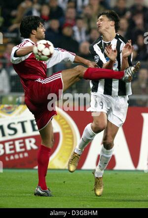 (Dpa) - Bayern-Mittelfeldspieler Michael Ballack (L) verpasst die Ball und Tritte Juventus-Stürmer Zlatan Ibrahimovic in der UEFA-Champions-League-match zwischen Bayern München und Juventus Turin im Olympiastadion in München, 3. November 2004. Juventus gewann 1: 0 auf ein Last-Minute-Ziel, selbst für eine zweite Runde Champions League Liegeplatz sorgen. Stockfoto