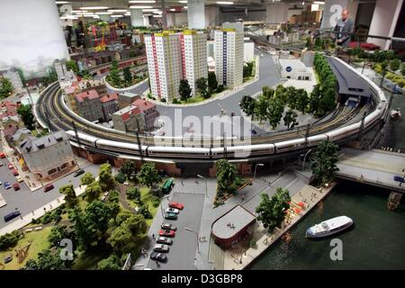 (Dpa) - ein ICE-Zug-Rennen in der Nähe der Jannowitzer-Brücke und die Spree auf Deutschlands größtem betrieben Digital Modelleisenbahn in einem Einkaufszentrum in der Nähe von Bahnhof Zoo in Berlin, Deutschland, 15. September 2004. Brüder Stefan und Henrik Goeddeke fast 3 Millionen Euro in die Modellversion der deutschen Hauptstadt investiert haben und sind daher starke Konkurrenz für die "Mini Stockfoto