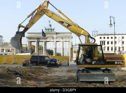 (Dpa) - hat ein Bagger Graben für eine neue u-Bahn-Bahnhof-Eingang am Pariser Platz vor dem Brandenburger Tor in Berlin, Deutschland, 13. Oktober 2004 begonnen. Die neue "Kanzler-Linie" wird voraussichtlich in der Zeit für die FIFA Fußball-Weltmeisterschaft 2006 in Betrieb. Stockfoto