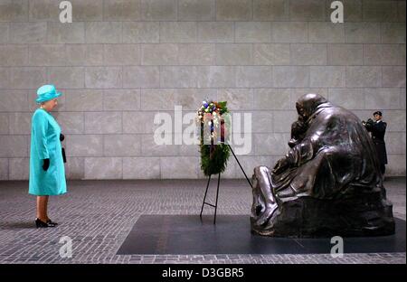 (Dpa) - ihrer Majestät der Königin steht vor der Kaethe Kollwitz Skulptur "Pieta" nach zwei Ehre Wachen einen Kranz in der neuen Wache an der Boulevard Unter Den Linden in Berlin, Deutschland, 2. November 2004 legte. Die Königin und ihr Ehemann Prinz Philip Duke of Edinburgh sind bei einem Besuch in Berlin, Brandenburg und Nordrhein-Westfalen bis zum Ende ihres Besuchs am Donnerstag 4 Novemb Stockfoto