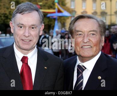 (Dpa) - das Foto zeigt deutsche Präsident Horst Köhler (L) und Gerhard Mayer-Vorfelder, Präsident des deutschen Fußball Verband (DFB), vor dem 38. offizielle Treffen des DFB in Osnabrück, 22. Oktober 2004. Stockfoto