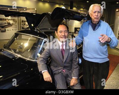 (Dpa) - Claude Picasso (L), Sohn des legendären Malers Pablo Picasso und Fotojournalist Duncan Vortrag vor einem schwarzen Mercedes-Benz 300 SL im Mercedes-Benz Museum in Stuttgart, Deutschland, 26. Oktober 2004. Duncan 450.000 Kilometer im Auto gefahren und dann gab es bis Picasso im Jahr 1996 als Geschenk. Die schwarz-Torpedo, der Picasso regelmäßig antreibt, können eingesehen werden Stockfoto