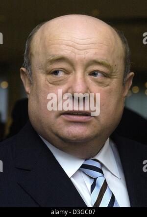 Das Foto zeigt (Dpa) - der russische Premierminister Mikhail Fradkov nach seiner Rede anlässlich der deutschen russische Investment Conference in Stuttgart, Deutschland, 28. Oktober 2004. Mehr als vierhundert Geschäftsleute und Mitglieder der deutschen und russischen Regierungen wollen diskutieren, wie deutsche mittelständische Unternehmen können ihr Engagement in Russland verbessern. Der deutsche Warenumsatz mit Russland hat wieder Stockfoto