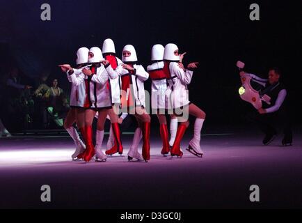 (Dpa) - führen Sie weibliche und männliche Skater von der Eisrevue "Holiday on Ice" während der Weltpremiere von "Fantasy" zu Beginn der Traum Tour 2004/2005 in Hamburg, Deutschland, 27. Oktober 2004. Die Show - ein Zusammenspiel von Musik, Farben und professionellen Eiskunstlauf - kann bis März 2005 zu sehen. Stockfoto