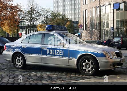 (Dpa) - ein Polizeiauto, lackiert in Silber und Blau steht vor einer Polizeistation in Hamburg, Germany, 26. Oktober 2004. Die meisten Polizeiautos in Deutschland sind weiß und grün, aber die freie Stadt Hamburg plant, alle ihre Autos in naher Zukunft in den neuen Farben zu ändern. Stockfoto