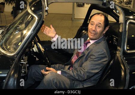 (Dpa) - Claude Picasso, Sohn des legendären Malers Pablo Picasso, sitzt in seinem schwarzen Mercedes-Benz 300 SL im Mercedes-Benz Museum in Stuttgart, Deutschland, 26. Oktober 2004. Picasso hatte das Auto im Jahr 1996 als Geschenk vom Fotojournalist Duncan erhalten, 450.000 Kilometer mit ihr getrieben hatte. Die schwarz-Torpedo, der Picasso regelmäßig antreibt, sehen Sie das museu Stockfoto