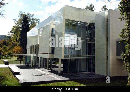 (Dpa) - ein Blick auf das neue Museumsgebäude, die die Sammlung Frieder Burda in Baden-Baden, Deutschland, am Donnerstag, 21. Oktober 2004 beherbergen wird. Das Gebäude wurde konzipiert vom US-Architekten Richard Meier und das Museum wurde am Freitag, 22. Oktober 2004 offiziell eröffnet. Stockfoto