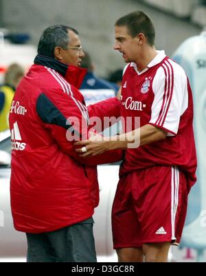 (Dpa-Dateien) - Bayern-Trainer Felix Magath (L) Sebastian Deisler (R) vielen Dank für seine Bemühungen, wie er ihn während eines Fußballspiels in München, 14. August 2004 ersetzt. Der 24 Jahre alte Bayern München Mittelfeldspieler spielen nicht in der Champions-League-Spiel gegen Juventus Turin auf Dienstag, 19. Oktober 2004. Deisler, der letztes Jahr in einer Spezialklinik für seine Depressionen und sozialmedizinischen behandelt wurde Stockfoto