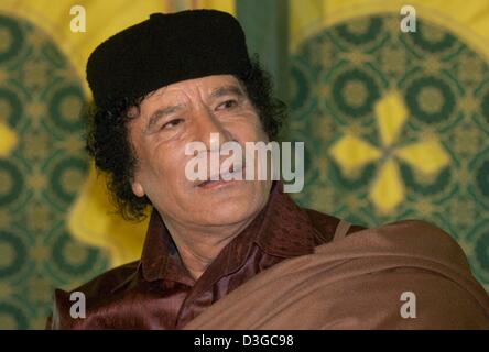 (Dpa) - Libyens Staatschef Oberst Muammar Gaddafi in Tripolis, Libyen, 14. Oktober 2004 abgebildet. Gaddafi hat seit 30 Jahren an der Macht und als er einen Militärputsch führte, der König Idris gestürzt und endete die Monarchie in Libyen. Stockfoto