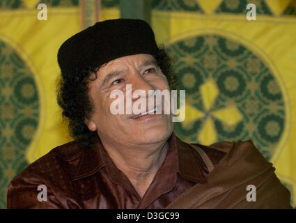 (Dpa) - Libyens Staatschef Oberst Muammar Gaddafi in Tripolis, Libyen, 14. Oktober 2004 abgebildet. Gaddafi hat seit 30 Jahren an der Macht und als er einen Militärputsch führte, der König Idris gestürzt und endete die Monarchie in Libyen. Stockfoto