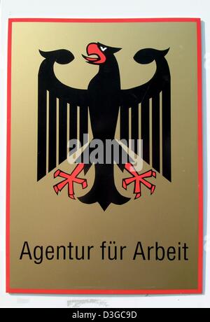 (Dpa) - der deutsche Adler ist auf dem Schild des Arbeitsamtes in Frankfurt am Main, 4. August 2004 gesehen. "Agentur Fuer Arbeit" übersetzt buchstäblich "Agentur für Arbeit". Stockfoto