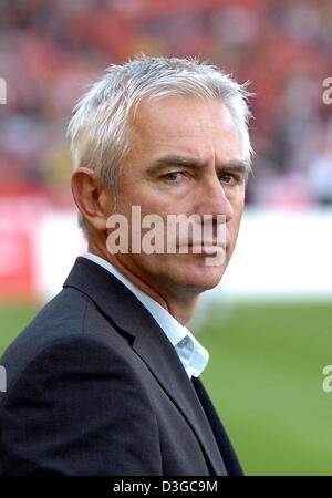 (Dpa) - der Niederländisch-geboren-Trainer der deutschen Bundesligisten Borussia Dortmund, Bert van Marwijk, macht einen ernsten Gesicht am Rande einer Liga in Stuttgart, Deutschland, 16. Oktober 2004 entsprechen. Da van Marwijk über den Kopf coaching-Aufgaben im finanziell unsicheren Club nahm, hat Dortmund nur einem Sieg in acht Ligaspielen aufgenommen. Stockfoto