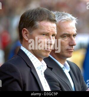 (Dpa) - der Niederländisch-geboren-Trainer der deutschen Bundesligisten Borussia Dortmund, Bert van Marwijk (R) und des Vereins stellvertretender Generaldirektor, Stefan Reuter, machen ernste Gesichter am Rande ein Ligaspiel in Stuttgart, Deutschland, 16. Oktober 2004. Da van Marwijk über den Kopf coaching-Aufgaben im finanziell unsicheren Club nahm, hat Dortmund nur einem Sieg in acht League aufgenommen. Stockfoto