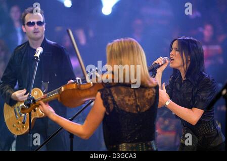 (Dpa) - Mitglieder der irischen Band "The Corrs", Jim Corr (L-R) und seine Schwester Sharon und Andrea Corr, in Köln, Deutschland, 18. Oktober 2004 in die erste Aufzeichnung der neuen deutschen TV-Show "TARATATA" führen. Die Show plant, eine breite Auswahl an Aufführungen von internationalen Musikstars zu präsentieren. Stockfoto