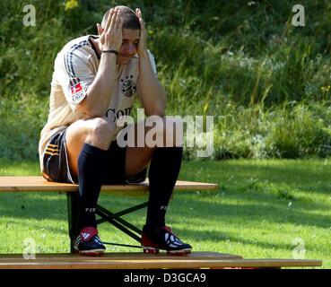 (Dpa-Dateien) - Bayern München Mittelfeldspieler und deutsche Nationalmannschaft Spieler, die vor dem Start ein Fototermin in München, Deutschland, 21. Juli 2004 Sebastian Deisler Grimassen. Deisler hat wegen seiner anhaltenden Kampf mit Depressionen auf das Max-Planck-Institut für Psychiatrie in München zugelassen. Laut dem Leiter des Instituts, Professor Florian Holsboer, hat Deisler nicht s Stockfoto